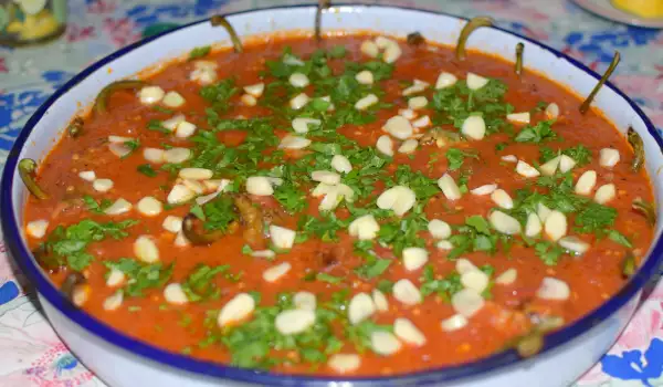 Печени чушки със сос от градински домати