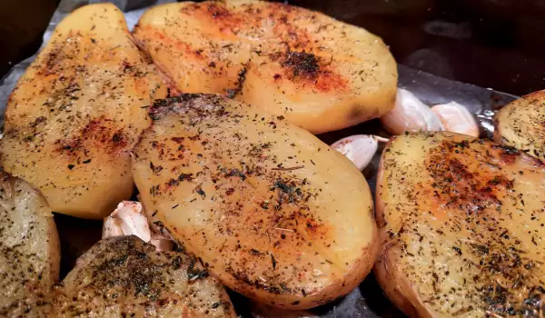 Чеснови печени картофи с мащерка и масло