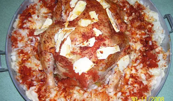 Пълнено домашно пиле с гръцки сармички и кисело зеле