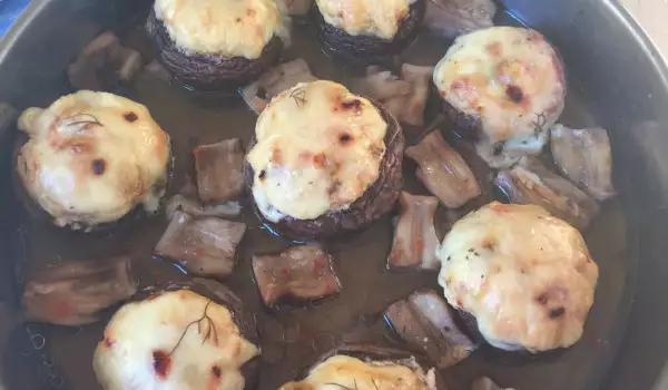 Пълнени кафяви печурки с крема сирене, авокадо и мента