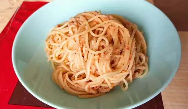 Спагети с домашно песто с домати