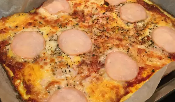 Безглутенова пица с шунка и моцарела