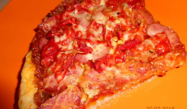 Пица с лютеница