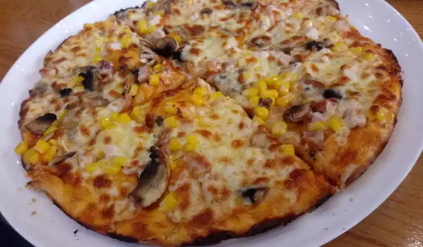 Пица с шунка, царевица и гъби