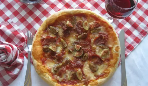 Пица с прошуто, смокини и моцарела