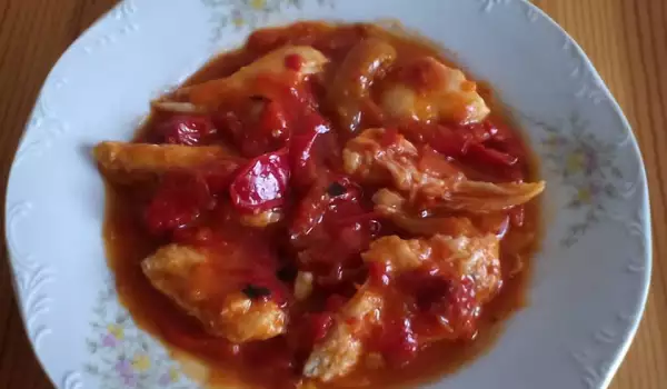 Пилешко месо с печени чушки и доматен сос