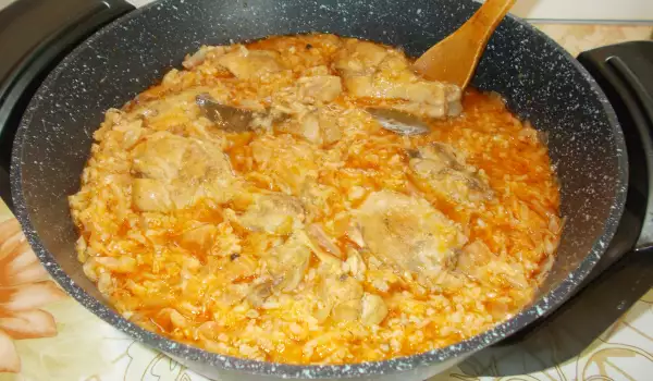 Пилешко с кисело зеле и ориз в тиган