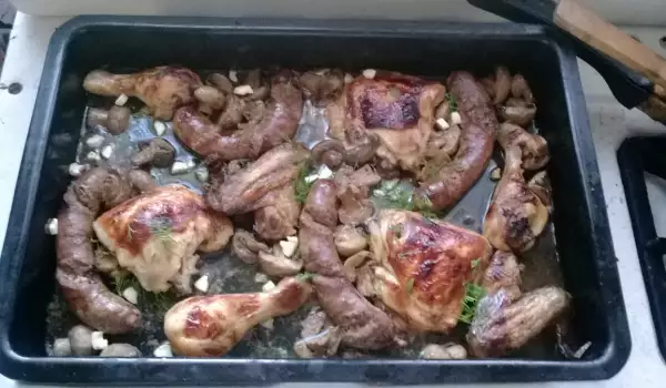 Пилешко месо с наденички и гъби на фурна