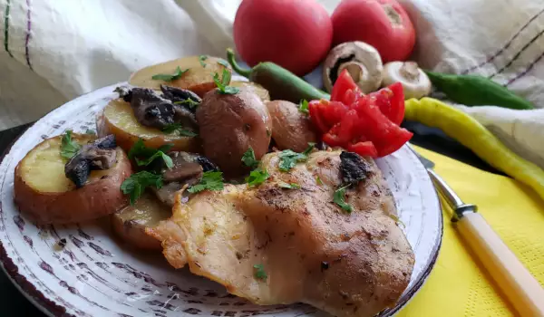 Пилешки пържоли с гъби и картофи на фурна