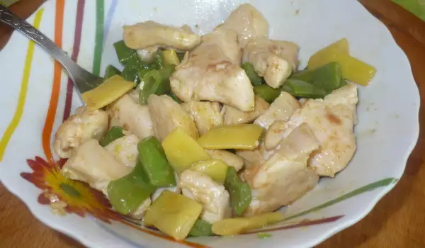 Топла салата пиле със зелен фасул