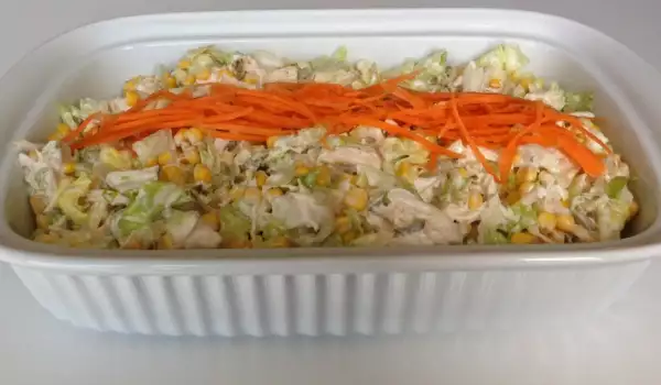 Пилешка салата със зеле и моркови