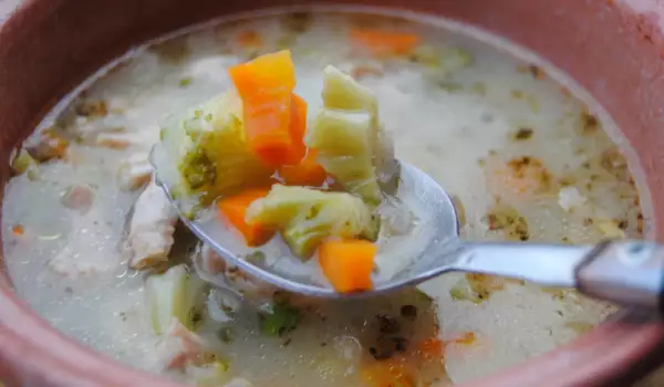 Пилешка супа с броколи
