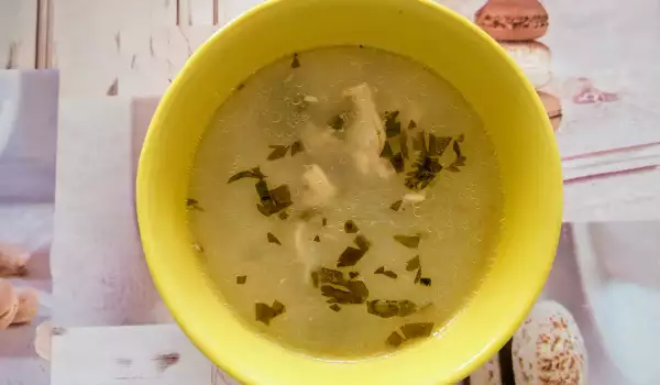 Бистра пилешка супа за деца с оризово фиде