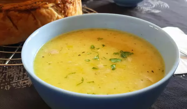 Гъста пилешка супа с праз и пащърнак