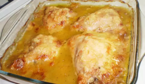 Пилешки бутчета в апетитен лучено-кашкавален сос