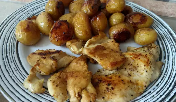 Пилешки гърди с пресни картофки