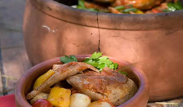 Пилешко с картофи и зеленчуци в гювеч