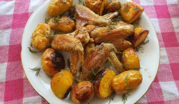 Марокански пилешки крилца с пресни картофи