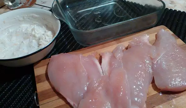 Запечено пилешко филе с кисело мляко и кашкавал