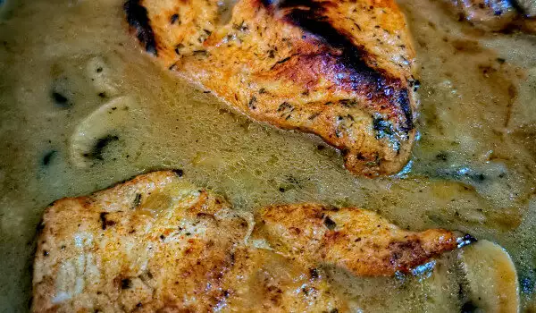 Пилешко филе с вкусен гъбен сос