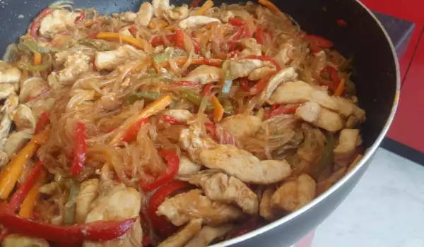 Пилешко месо със спагети и зеленчуци по китайски