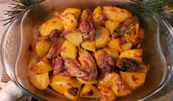 Пилешки крилца в марината и картофи
