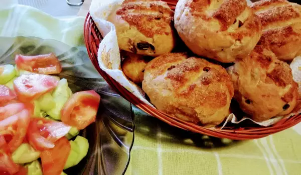 Хлебчета с маслини и прясна мая