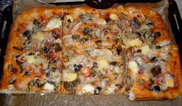 Домашна пица с топено сирене и колбаси
