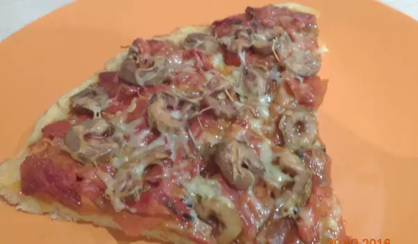 Мързелива пица с маслини, шунка и кашкавал