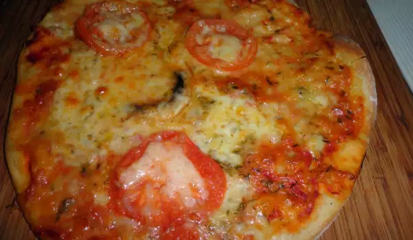 Пица с моцарела и домати