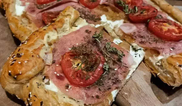 Пица от бутер тесто и котидж сирене