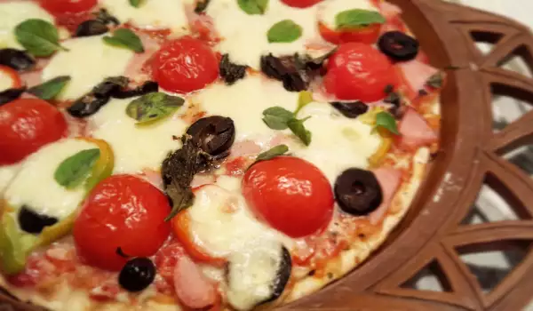 Пица с чери домати и бейби моцарела