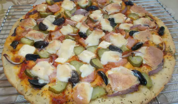 Домашна пица с продукти от хладилника