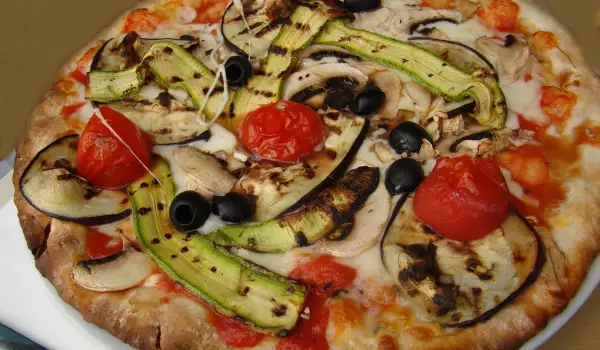 Лятна пица с патладжани, тиквички и чери домати