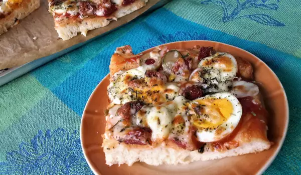 Пица с варени яйца, луканка и маслини