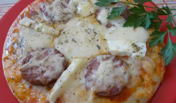 Пица с моцарела, топено сирене и колбас