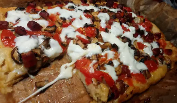 Ароматна пица с горски гъби, моцарела и колбас