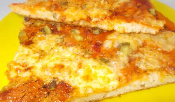 Домашна пица с кисели краставички и кашкавал