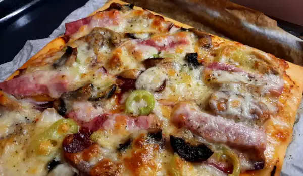 Пица с луканка, бекон и гъби