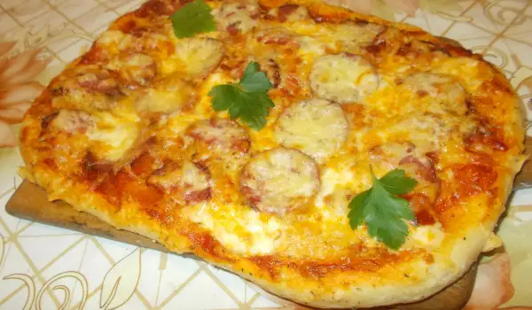 Домашна пица с луканков салам, топено сирене и кашкавал