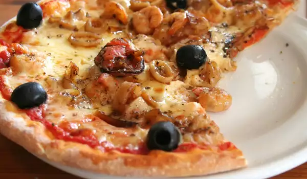 Вкусна пица с морски дарове