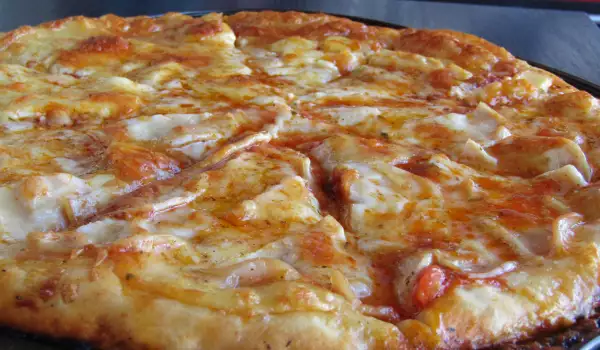 Вкусна пица с шунка, моцарела и топено сирене
