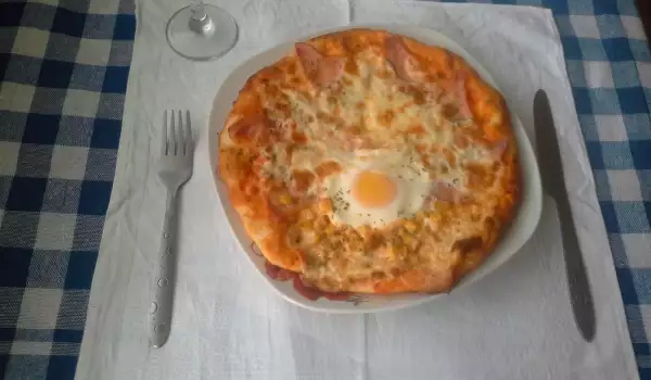 Пица с шунка, сирена и яйце