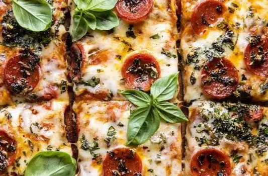 Пица Пеперони със специален доматен сос