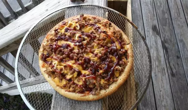Пица със свинско и синьо сирене