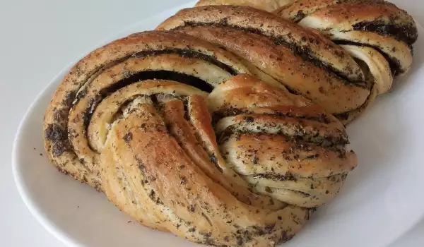 Плетен хляб със сушени билки