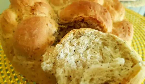 Плетен хляб със сусам и маково семе