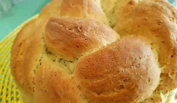 Плетен хляб със сусам и маково семе