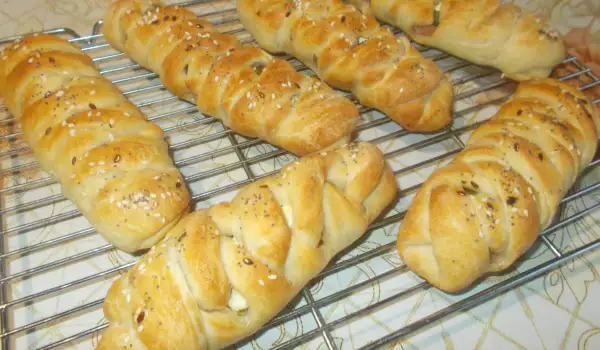 Плетени хлебчета с плънка