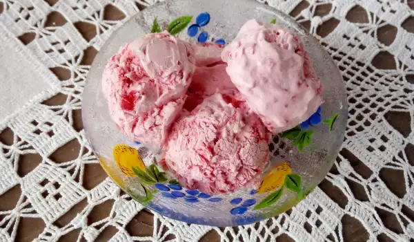 Вкусен сладолед с малини